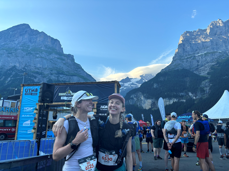 Met Sophie (rechts) aan de start van de E51 – Eiger Ultratrail by UTMB